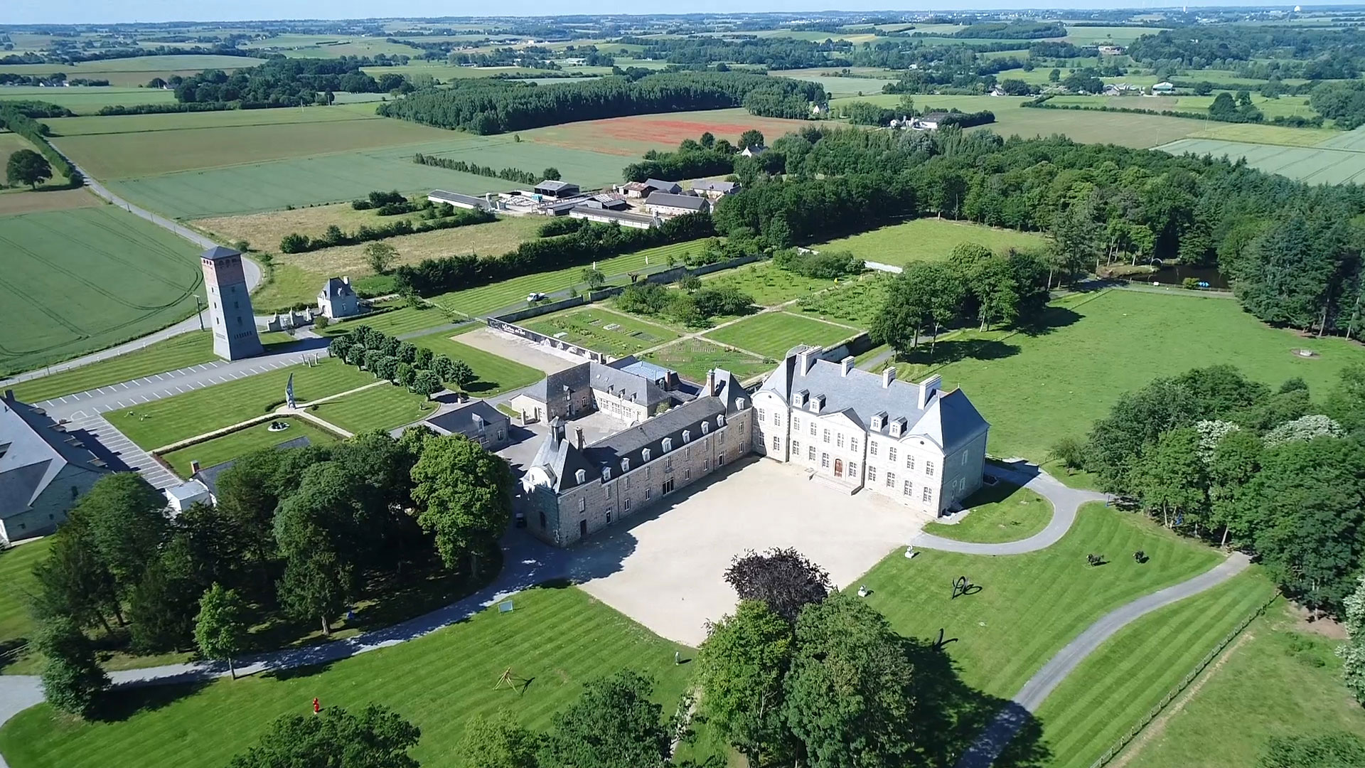 Vivez une expérience culinaire exceptionnelle suspendue dans les cîmes des arbres du Château des Pères en Bretagne